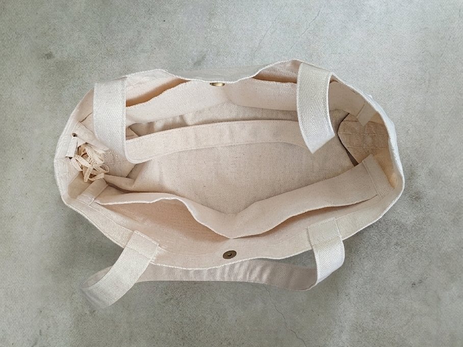 The SIZE WIDE canvas tote, wide and shallow, inner bag